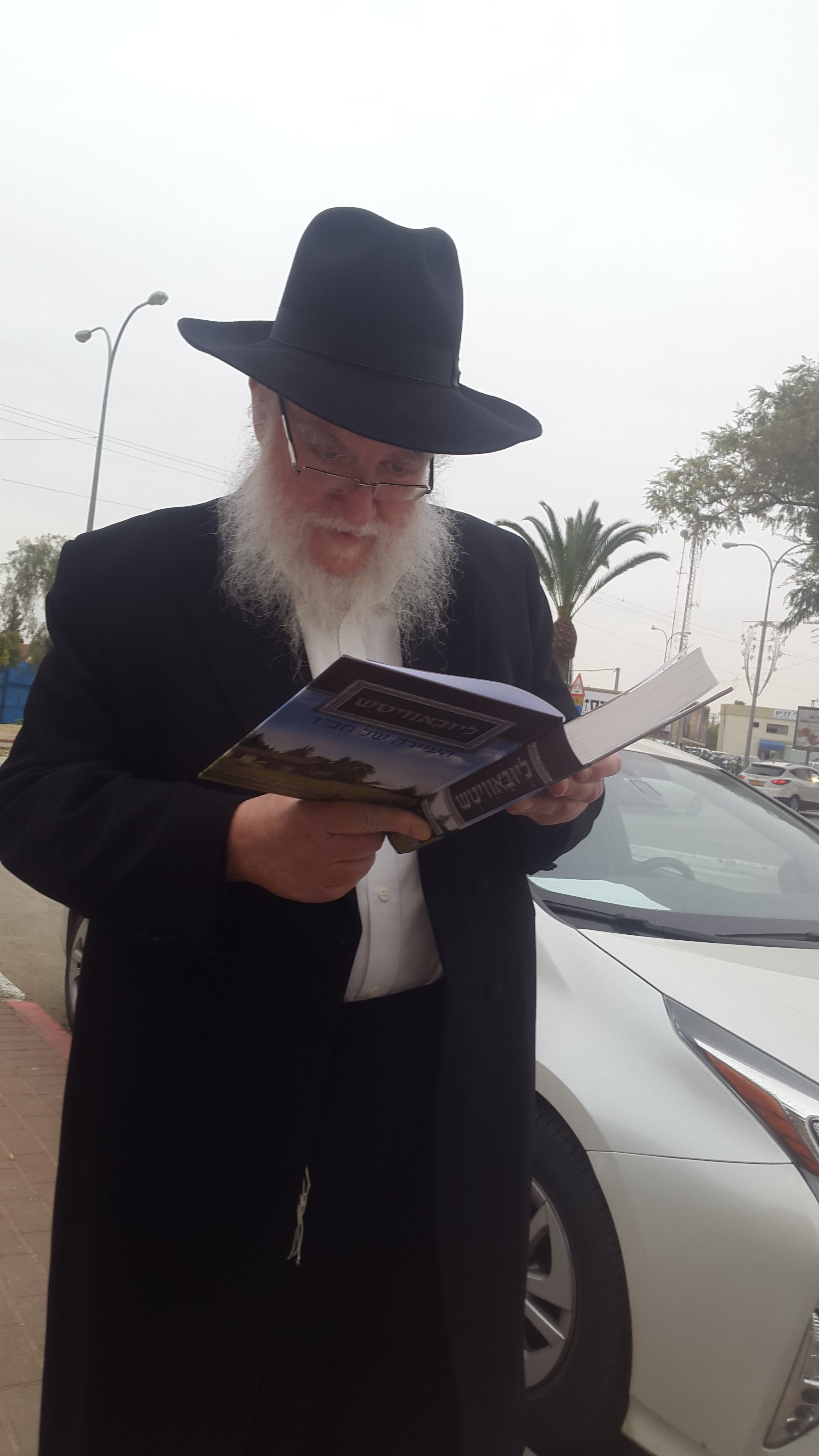 הרב הבלין מעיין בספר